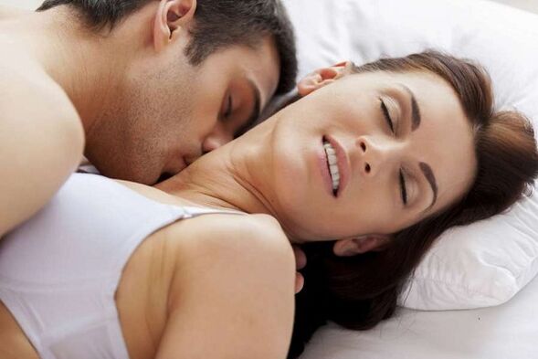 Intimitate și descărcare la un bărbat atunci când este trezit