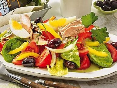O salată echilibrată în dieta unui bărbat sănătos